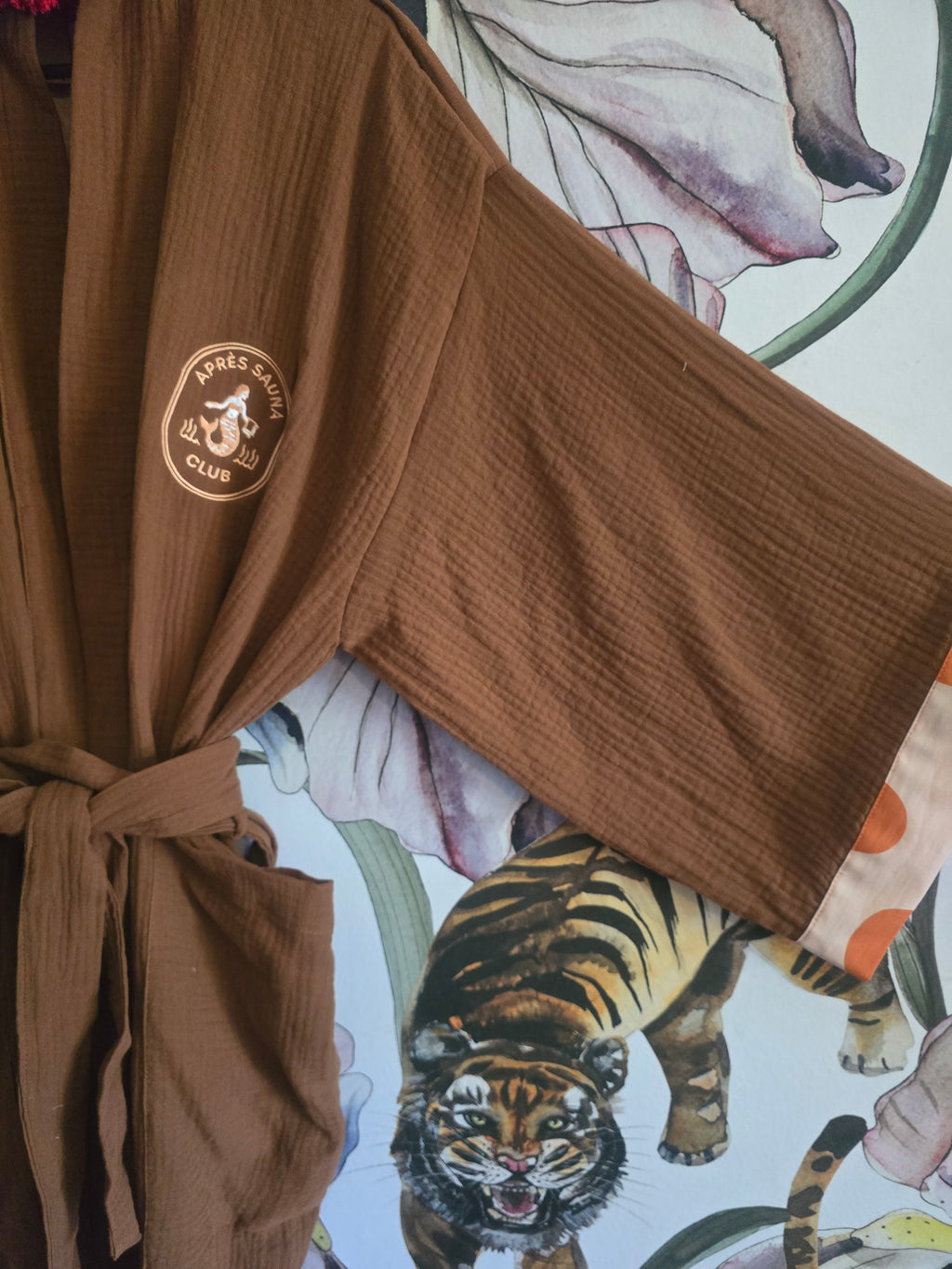 The APRÈS SAUNA MUSLIN KIMONO ( MUD )