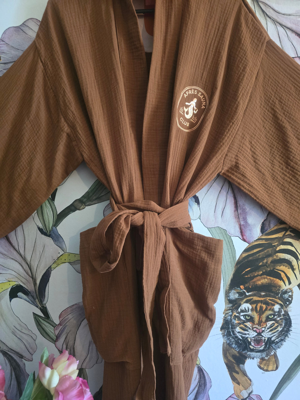 The APRÈS SAUNA MUSLIN KIMONO ( MUD )