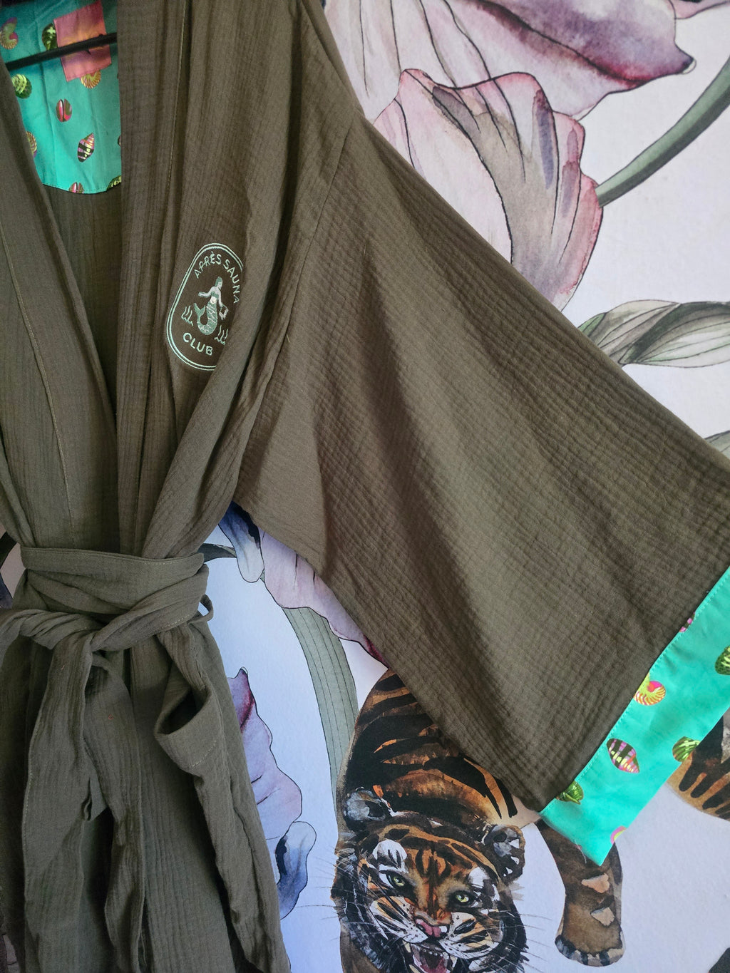 The APRÈS SAUNA MUSLIN KIMONO ( SEAWEED)
