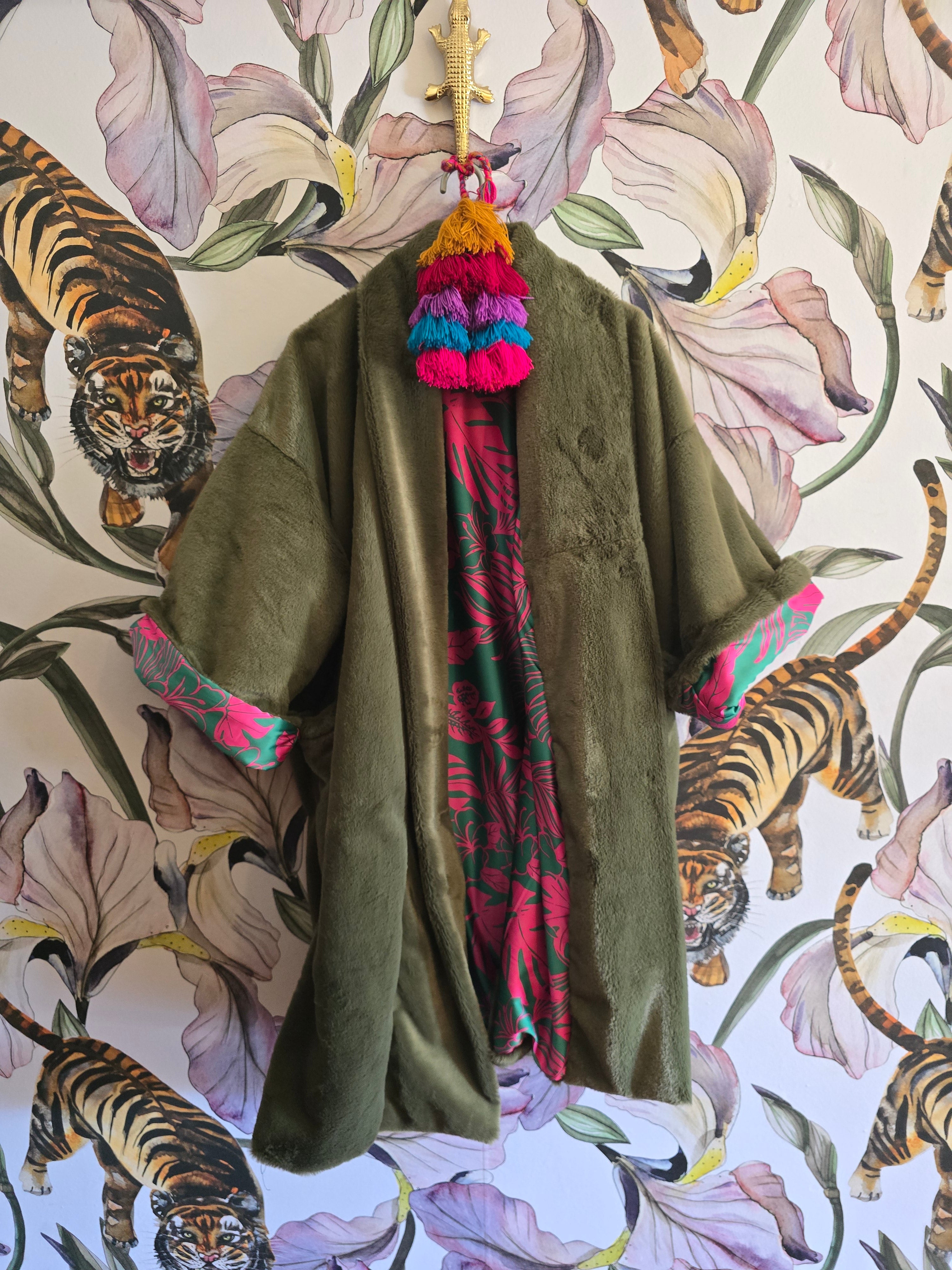 The LUXE LONG FAUX FUR FULLY REVERSIBLE COAT (ARMY GREEN )