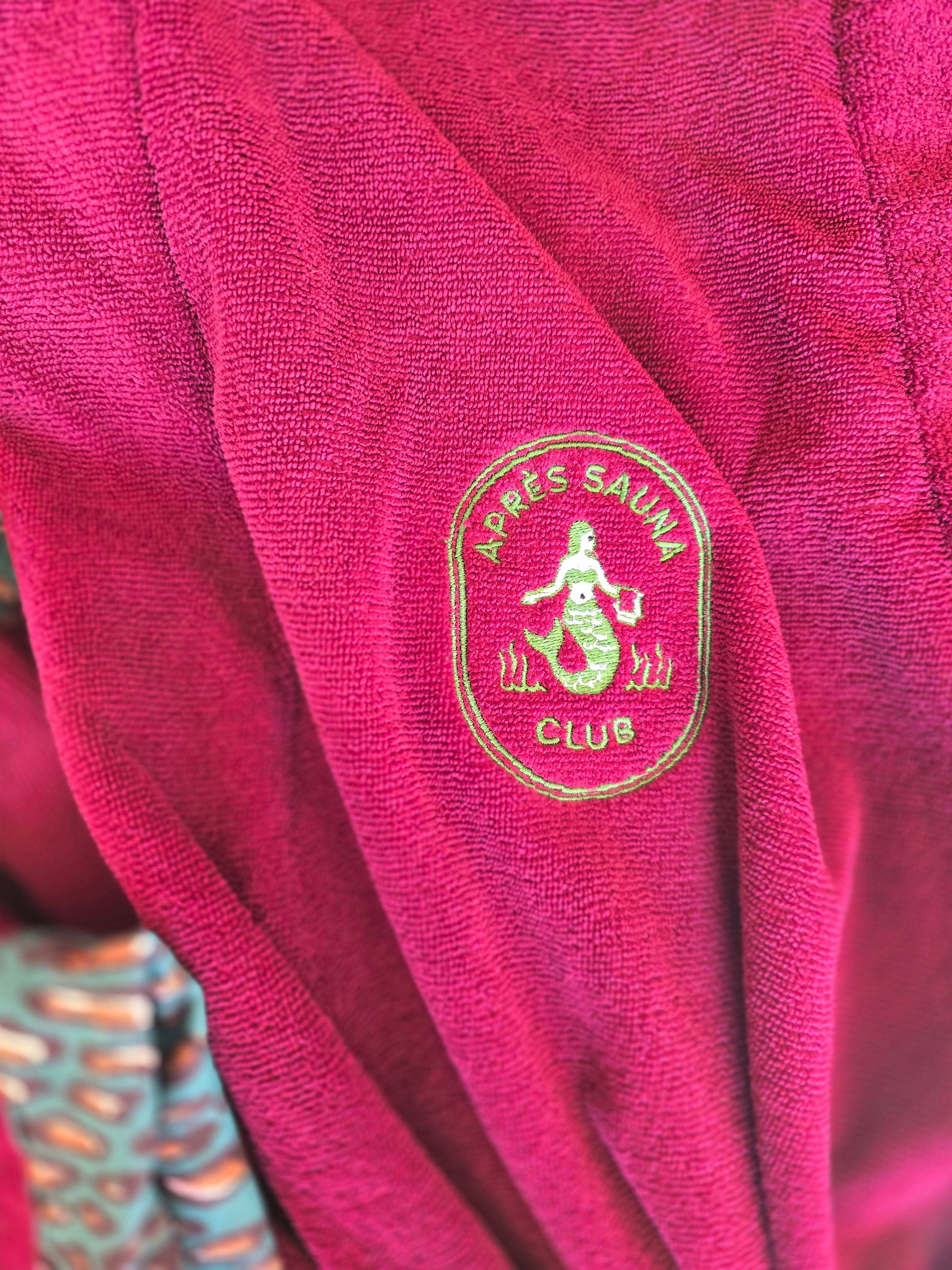 The APRÈS-SAUNA CLUB TOWLING GOWN - ROUGE