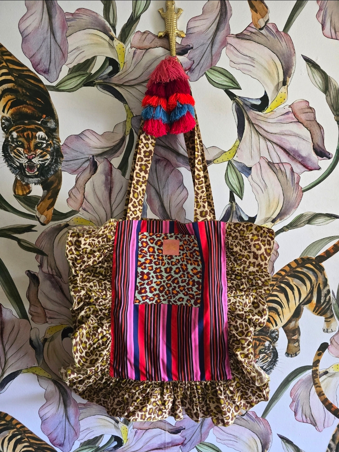 The APRÈ BEACH BAG WITH FRILLS