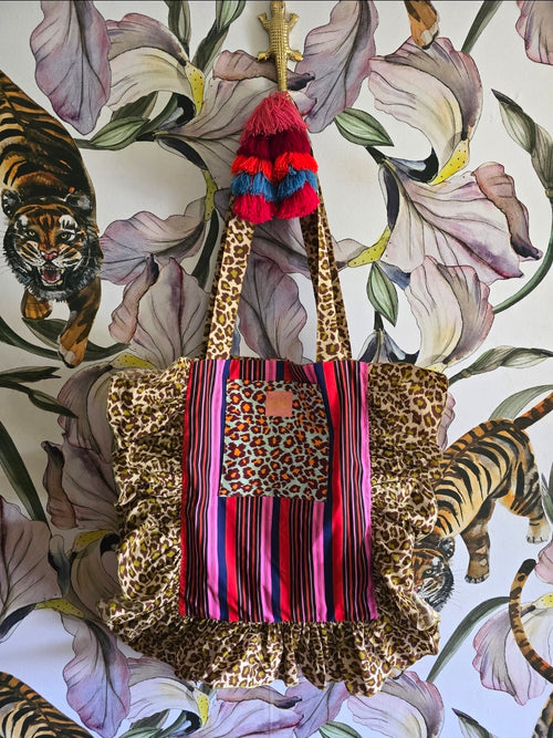The APRÈ BEACH BAG WITH FRILLS