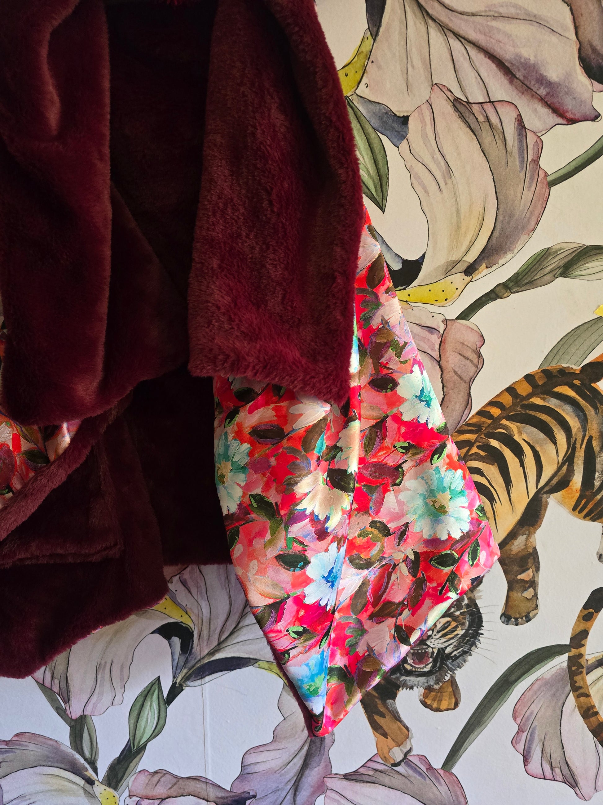 The SLOW RUMBA REVERSIBLE  SLEEVELESS JACKET MAROON & BLOOM
