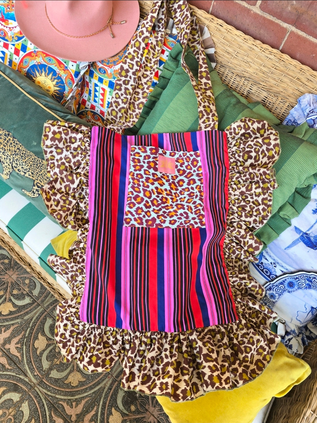 The APRÈ BEACH BAG WITH FRILLS
