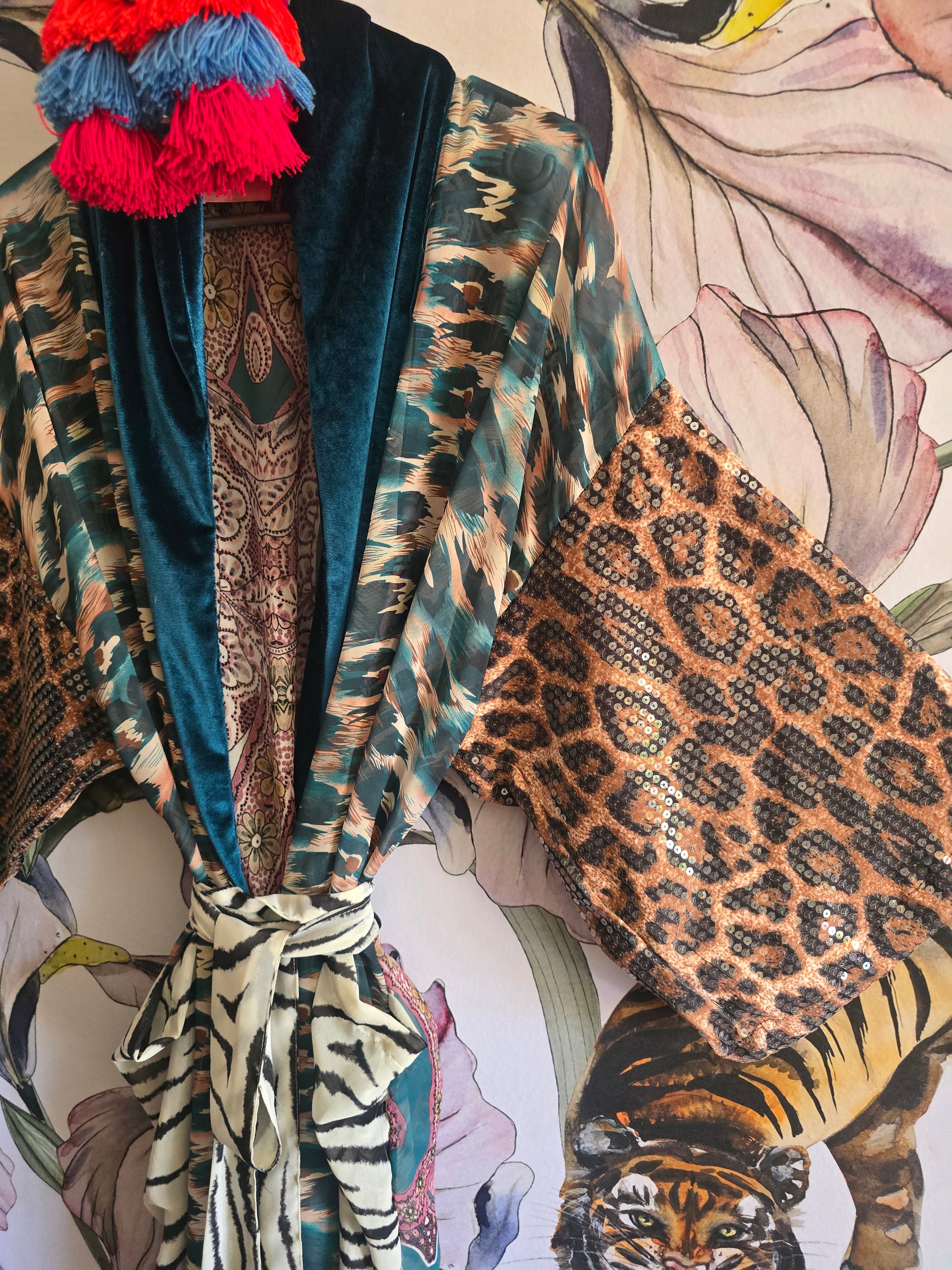 The EMRALD & PAISLY KIMONO WITH SEQUINS SLEEVES & VELVET TRIM