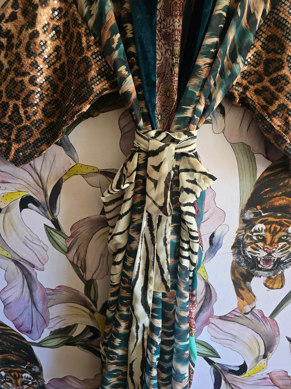 The EMRALD & PAISLY KIMONO WITH SEQUINS SLEEVES & VELVET TRIM