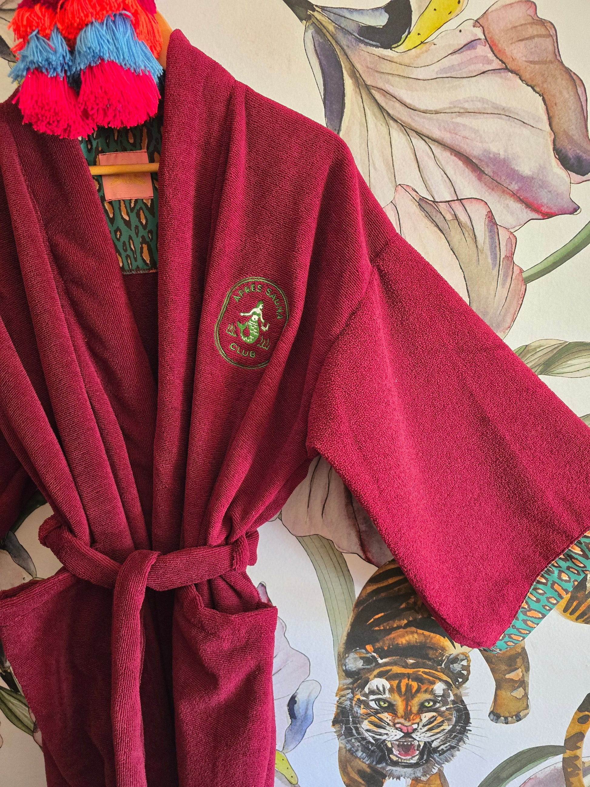 The APRÈS-SAUNA CLUB TOWLING GOWN - ROUGE