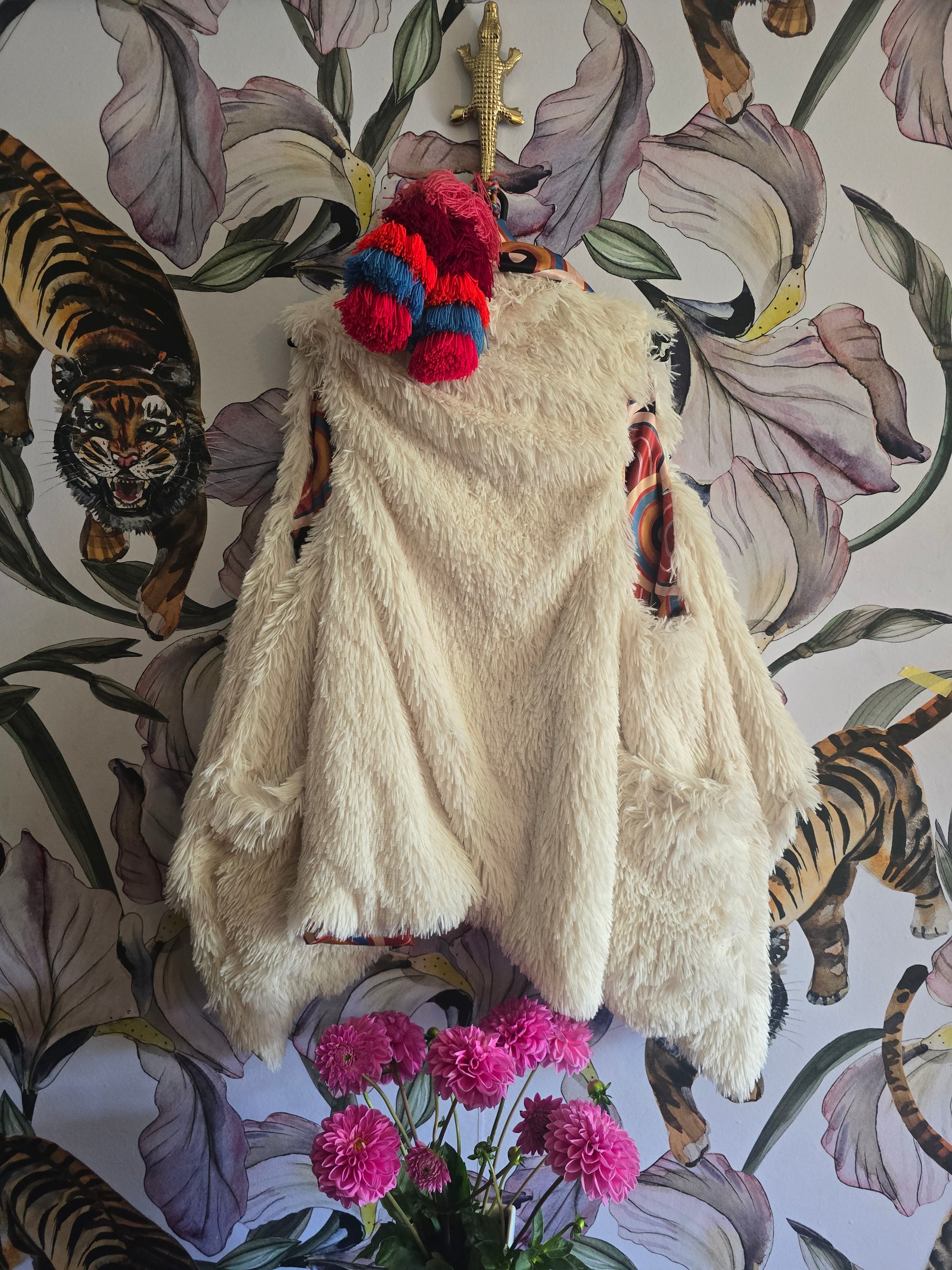 The SLOW RUMBA REVERSIBLE  SLEEVELESS JACKET