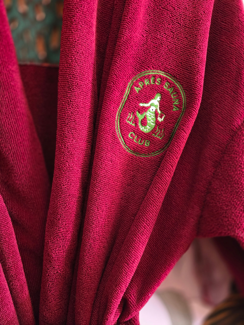 The APRÈS-SAUNA CLUB TOWLING GOWN - ROUGE
