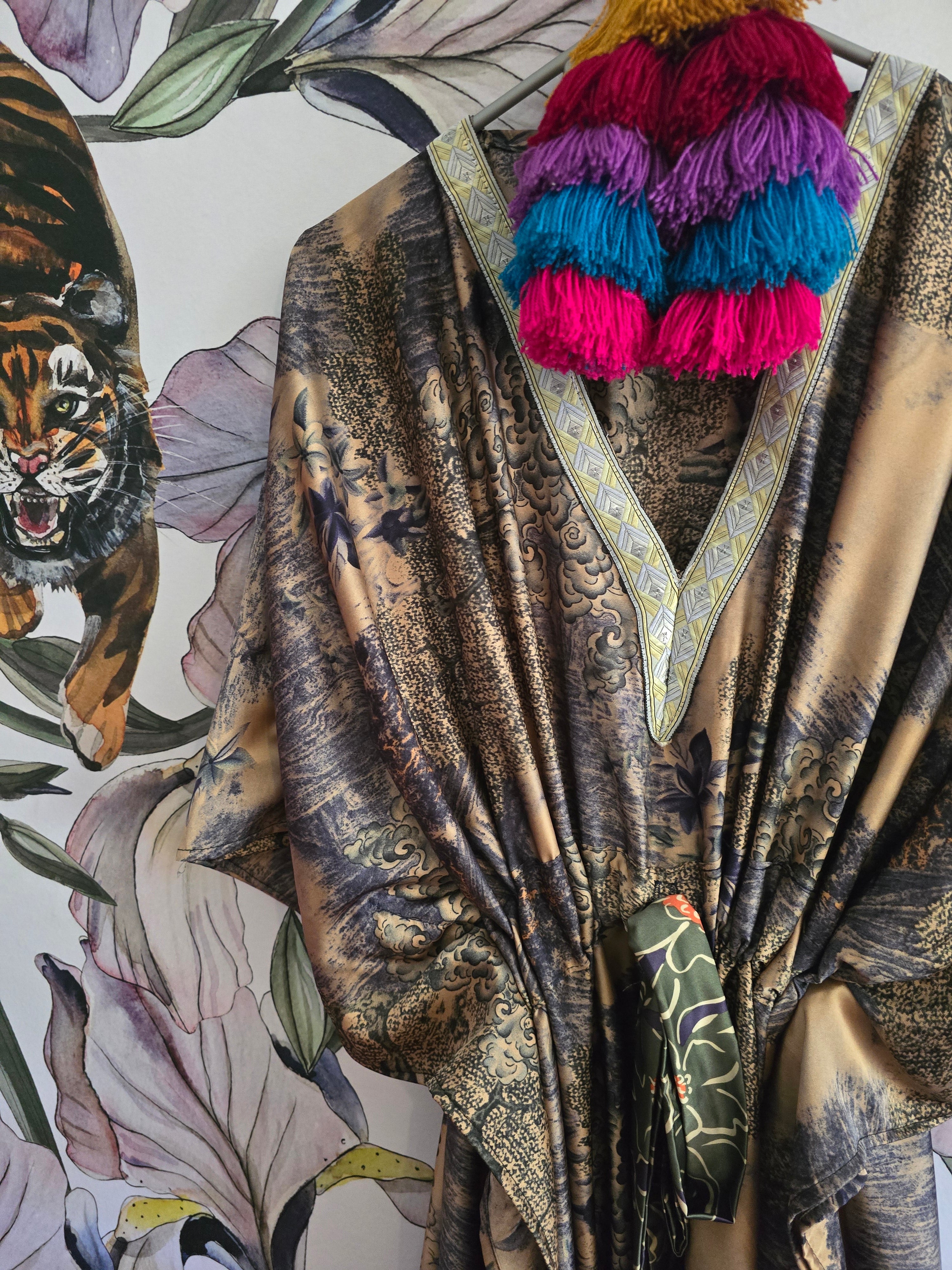 The WHITE LOTUS LONG KAFTAN